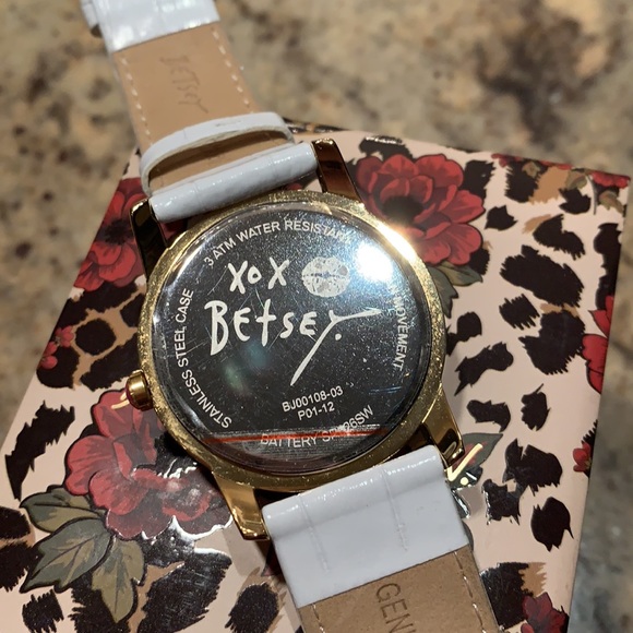 New Betsey Johnson White Leather Band Lipstick Kiss Watch*New & Boxed - Picture 7 of 8